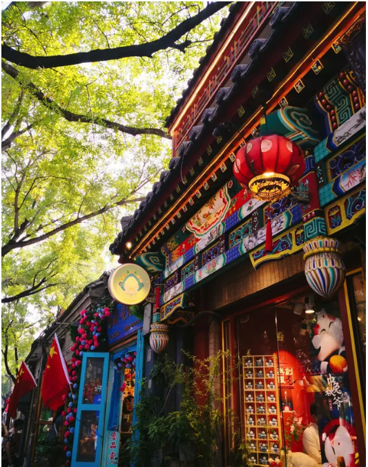 小泥人如何用一套“会呼吸”的票务系统，让南锣鼓巷在烟火气中稳稳跑赢10万日客流？